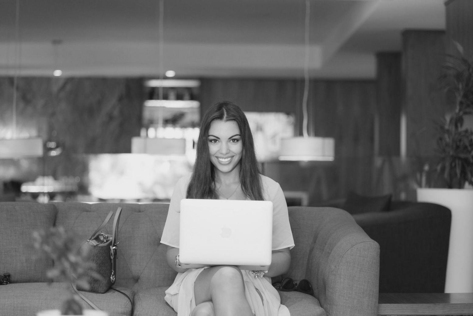 Momento di ascolto attivo durante una sessione di coaching, dove il professionista dimostra completa presenza e attenzione verso il cliente