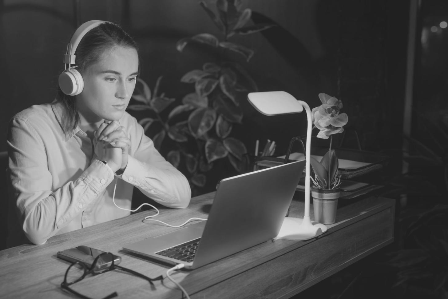 Aula di formazione per coach con materiali didattici sull'ascolto attivo