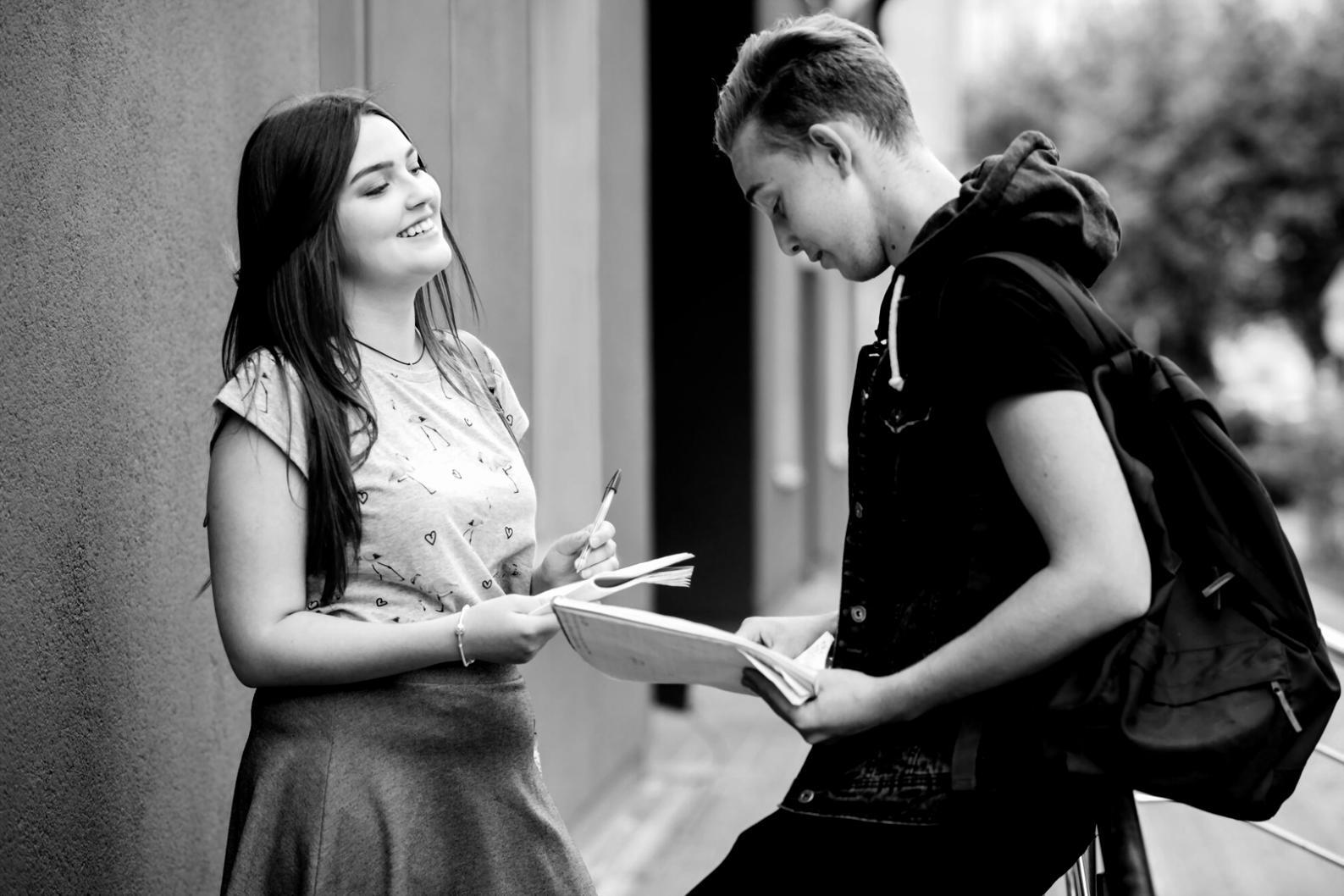 Coach professionista durante una sessione di ascolto attivo